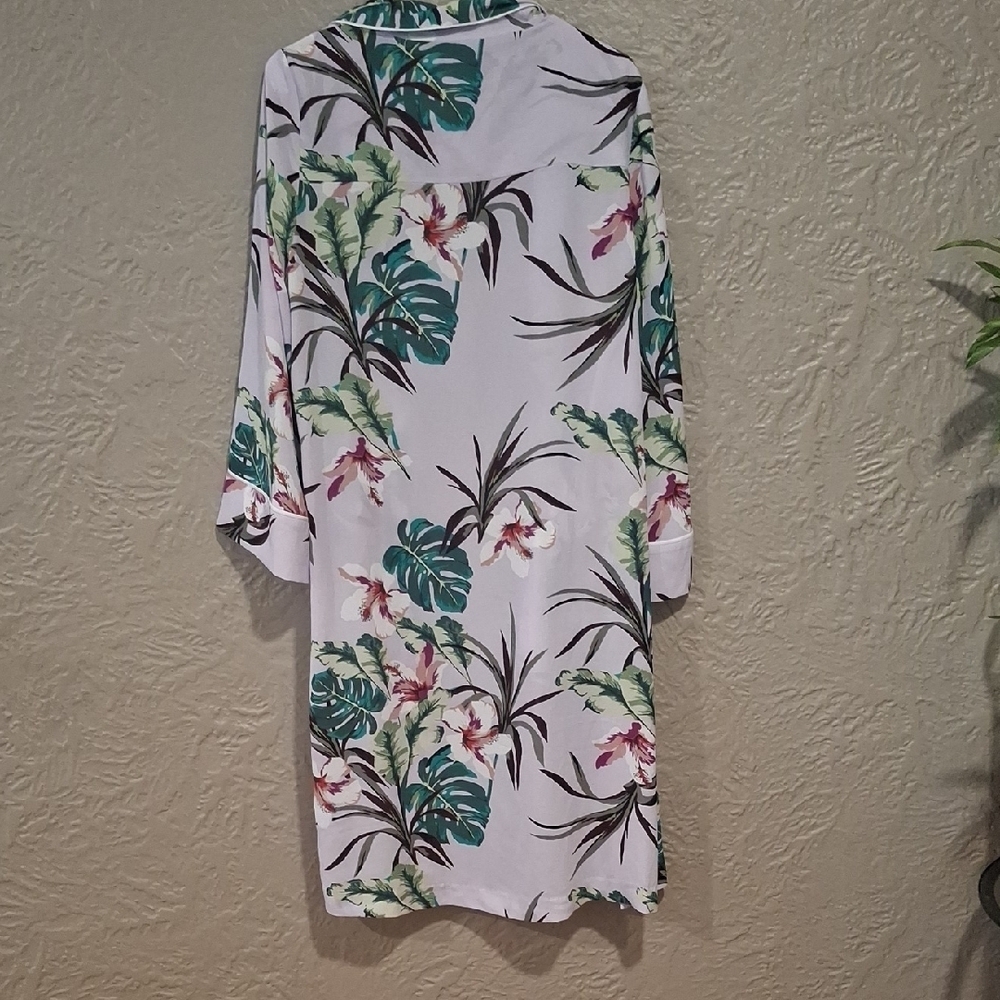 Jennifer Lopez White and Green Tropical Robe - Picture 6 of 7